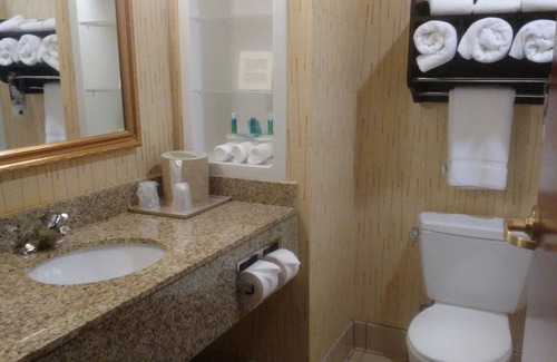 Manchester Hotel | Holiday Inn Express Hotel & Suites Manchester Airport by IHG