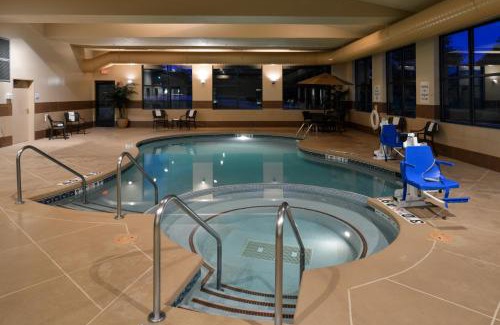 New Berlin Hotel | Holiday Inn Express Hotel & Suites Milwaukee-New Berlin by IHG