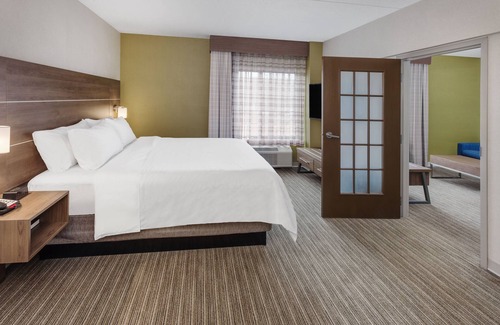 Woonsocket Hotel | Holiday Inn Express Hotel & Suites Providence-Woonsocket by IHG