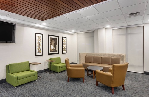 Woonsocket Hotel | Holiday Inn Express Hotel & Suites Providence-Woonsocket by IHG