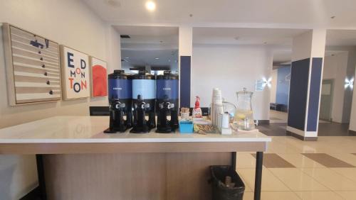 Southwest Edmonton Hotel | Holiday Inn Express Hotel & Suites-Edmonton South by IHG
