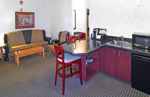 Lake Bonavista Hotel | Holiday Inn Express Hotel & Suites Calgary S-Macleod Trail S by IHG