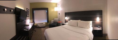 Decatur Hotel | Holiday Inn Express Hotel & Suites Decatur, TX by IHG