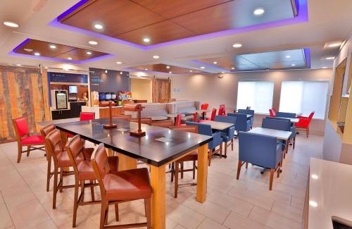 Dickson Hotel | Holiday Inn Express Hotel & Suites Dickson by IHG