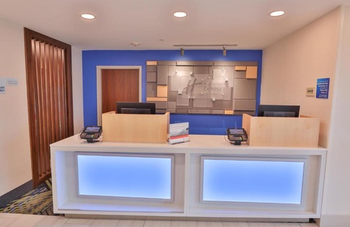 Dickson Hotel | Holiday Inn Express Hotel & Suites Dickson by IHG