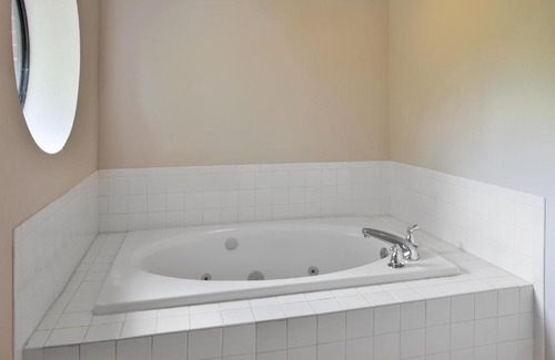 Milford Hotel | Holiday Inn Express Hotel & Suites Cincinnati Northeast-Milford by IHG