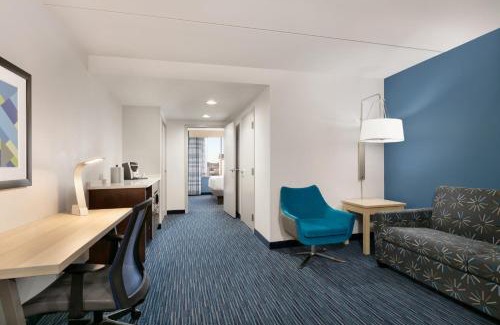 Norfolk - Virginia Beach Hotel | Holiday Inn Express Hotel & Suites Norfolk Airport by IHG