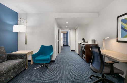 Norfolk - Virginia Beach Hotel | Holiday Inn Express Hotel & Suites Norfolk Airport by IHG