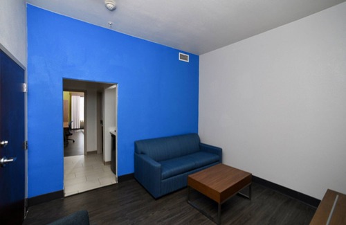 Seguin Hotel | Holiday Inn Express Hotel & Suites Seguin by IHG