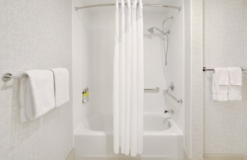 Tilton Hotel | Holiday Inn Express Hotel & Suites Tilton - Lakes Region by IHG