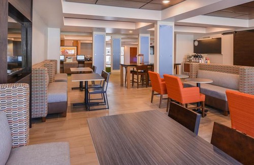 Champaign Hotel | Holiday Inn Express Hotel & Suites Urbana-Champaign-U of I Area