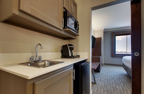 Vernon Hotel | Holiday Inn Express Hotel & Suites Vernon College Area by IHG