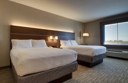 Vernon Hotel | Holiday Inn Express Hotel & Suites Vernon College Area by IHG