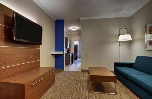 Vernon Hotel | Holiday Inn Express Hotel & Suites Vernon College Area by IHG