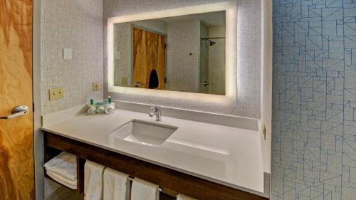 London Hotel | Holiday Inn Express Hotel & Suites London by IHG