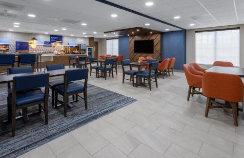 Monaca Hotel | Holiday Inn Express Hotel & Suites Center Township by IHG