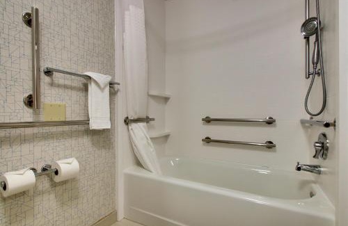 Morris Hotel | Holiday Inn Express Hotel & Suites Morris by IHG