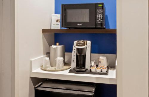 Newton Hotel | Holiday Inn Express Hotel & Suites Newton Sparta by IHG