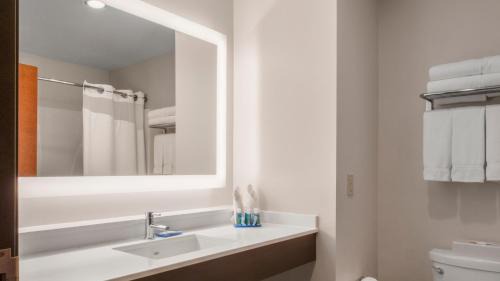 Newton Hotel | Holiday Inn Express Hotel & Suites Newton Sparta by IHG