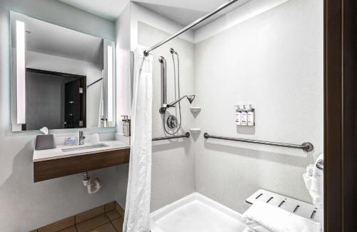 Salina Hotel | Holiday Inn Express Hotel & Suites Salina by IHG