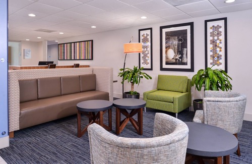 Elgin Hotel | Holiday Inn Express Hotel & Suites Elgin by IHG