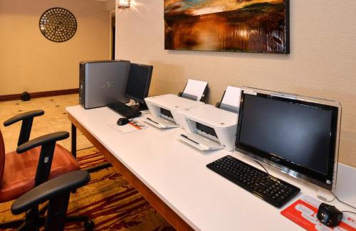 North Central Omaha Hotel | Holiday Inn Express Hotel & Suites Cherry Hills by IHG