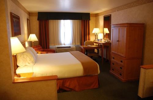Raton Hotel | Holiday Inn Express Hotel & Suites Raton by IHG