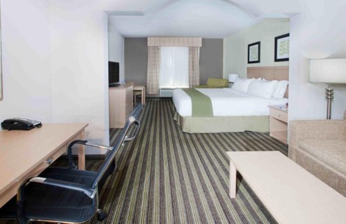 Alvarado Hotel | Holiday Inn Express Hotel & Suites Alvarado by IHG