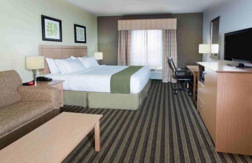 Alvarado Hotel | Holiday Inn Express Hotel & Suites Alvarado by IHG