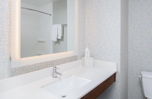 Bismarck Hotel | Holiday Inn Express Hotel & Suites Bismarck by IHG