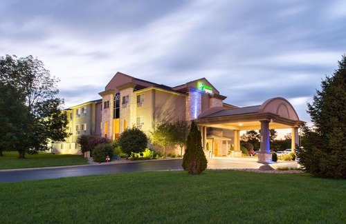 Bucyrus Hotel | Holiday Inn Express Hotel & Suites Bucyrus