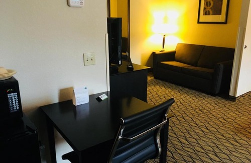 Cadillac Hotel | Holiday Inn Express Hotel & Suites Cadillac by IHG