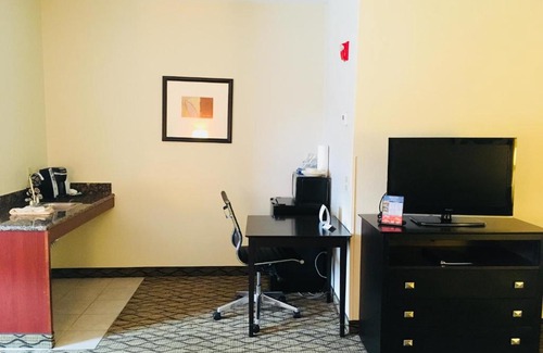 Cadillac Hotel | Holiday Inn Express Hotel & Suites Cadillac by IHG