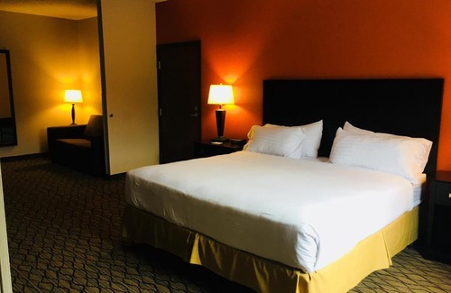 Cadillac Hotel | Holiday Inn Express Hotel & Suites Cadillac by IHG
