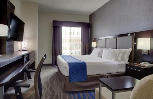 Carlstadt Hotel | Holiday Inn Express Hotel & Suites Meadowlands Area by IHG