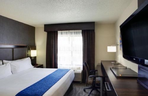 Carlstadt Hotel | Holiday Inn Express Hotel & Suites Meadowlands Area by IHG