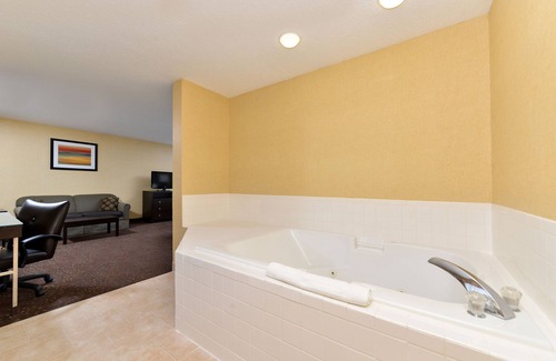 Charlotte Hotel | Holiday Inn Express Hotel & Suites Charlotte by IHG