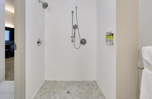 Cleburne Hotel | Holiday Inn Express Hotel & Suites Cleburne by IHG