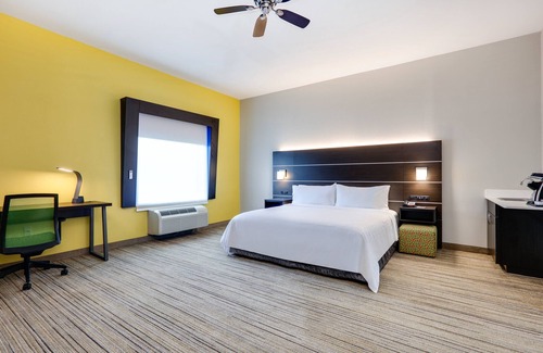 Cleburne Hotel | Holiday Inn Express Hotel & Suites Cleburne by IHG