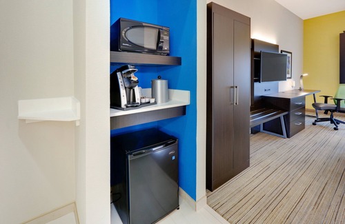 Cleburne Hotel | Holiday Inn Express Hotel & Suites Cleburne by IHG