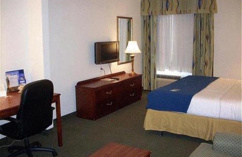 Columbus Hotel | Holiday Inn Express Hotel & Suites Columbus by IHG