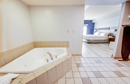 Columbus Hotel | Holiday Inn Express Hotel & Suites Columbus Univ Area - Osu by IHG