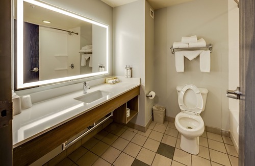 Columbus Hotel | Holiday Inn Express Hotel & Suites Columbus Univ Area - Osu by IHG