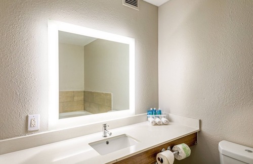 Columbus Hotel | Holiday Inn Express Hotel & Suites Columbus by IHG