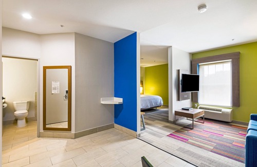 Columbus Hotel | Holiday Inn Express Hotel & Suites Columbus by IHG