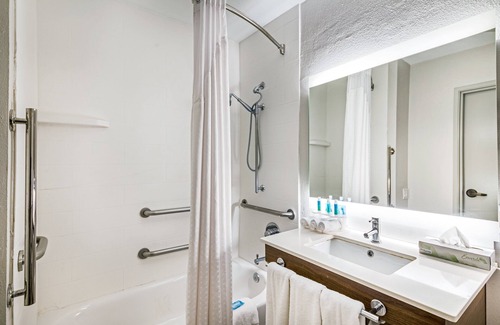 Columbus Hotel | Holiday Inn Express Hotel & Suites Columbus by IHG