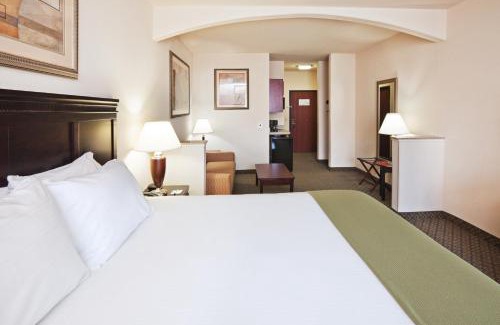 Corsicana Hotel | Holiday Inn Express Hotel and Suites Corsicana I-45 by IHG