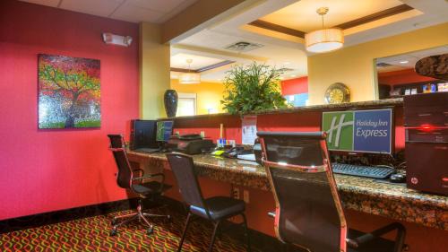 Elk City Hotel | Holiday Inn Express Hotel and Suites Elk City by IHG