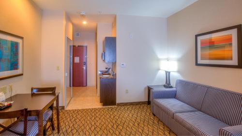 Elk City Hotel | Holiday Inn Express Hotel and Suites Elk City by IHG