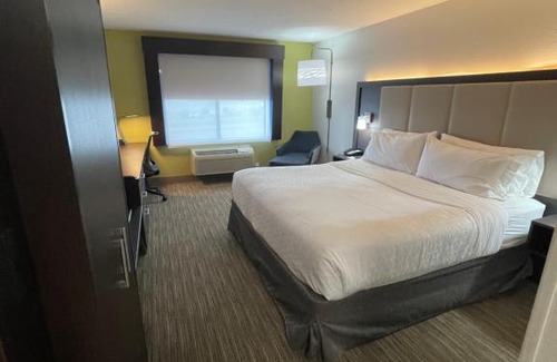 Las Vegas Hotel | Holiday Inn Express Hotel & Suites Las Vegas by IHG